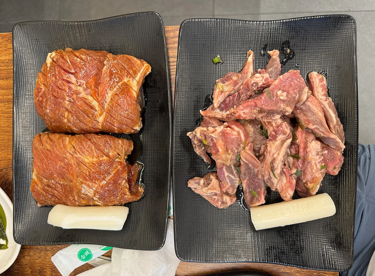황소식당 옥정점에서 주문한 소갈비살과 돼지갈비