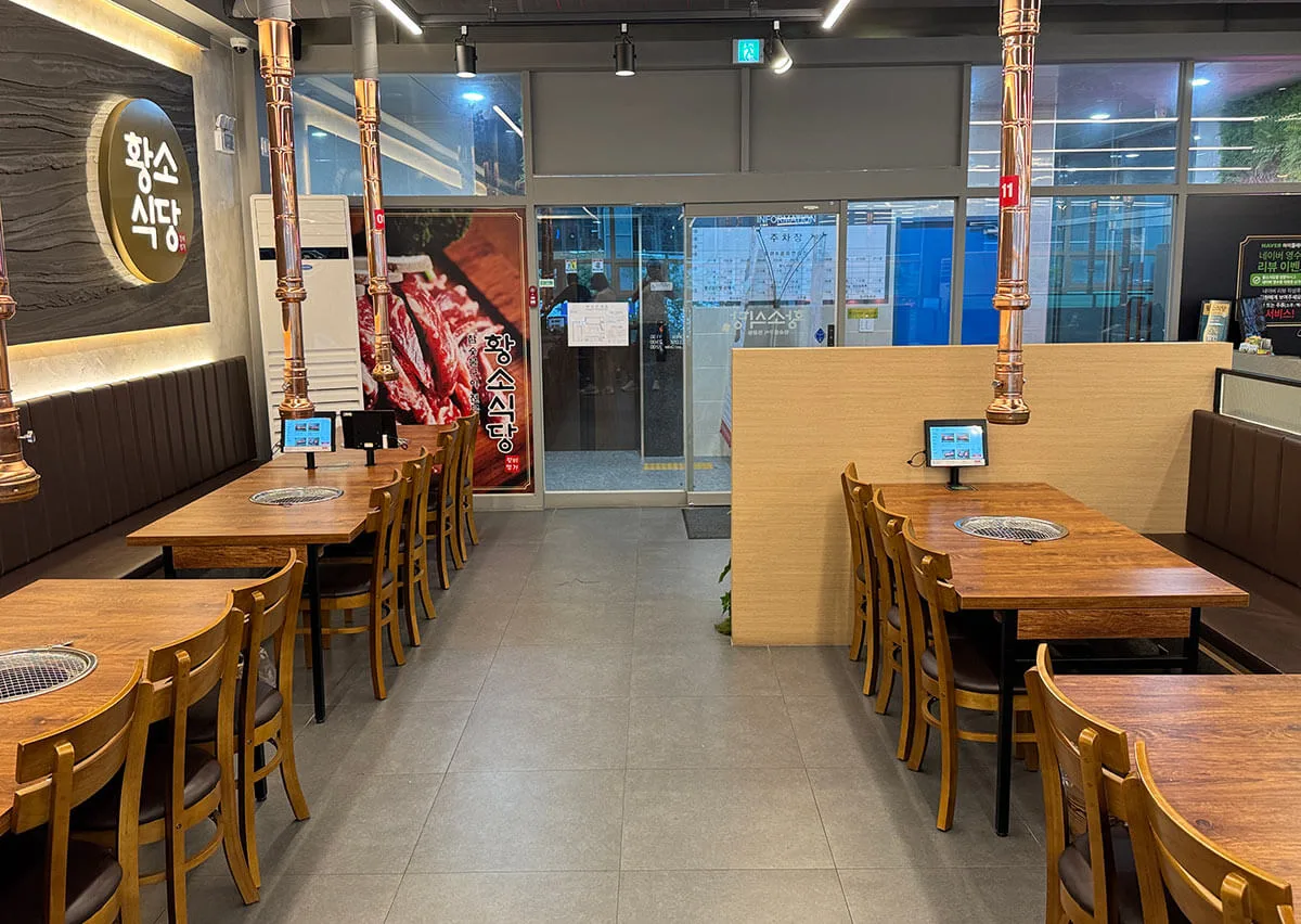 황소식당 옥정점 실내 전경과 좌석 배치