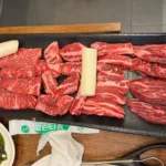 모듬 구성으로 준비된 고기 세트