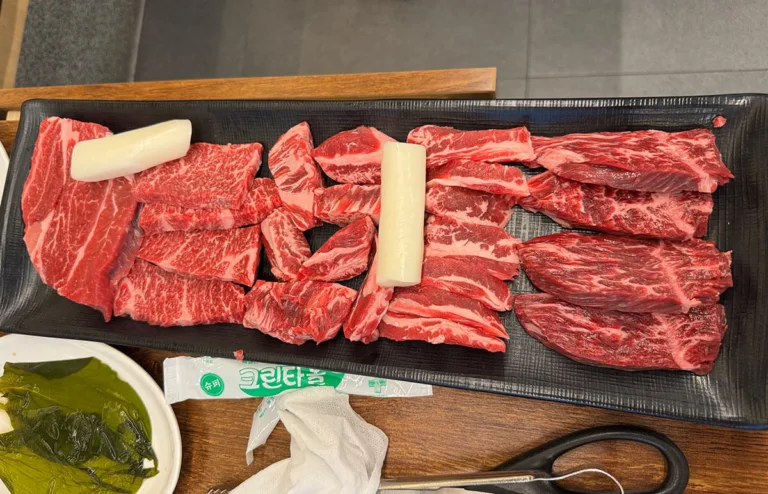 경기도 양주 고기집 – 소고기 전문 황소식당 옥정점 솔직후기 2 모듬 구성으로 준비된 고기 세트