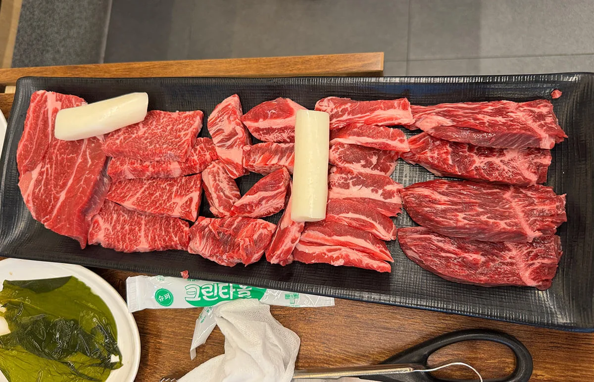 모듬 구성으로 준비된 고기 세트
