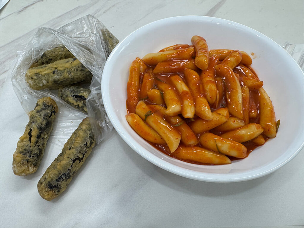 깔끔하게 포장된 분식 메뉴