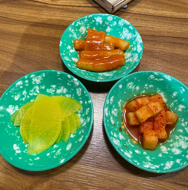떡볶이,단무지,깍두기 기본 반찬 세팅