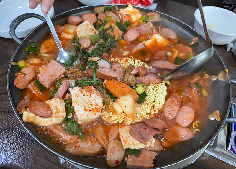 완성된 호수 부대찌개의 상차림