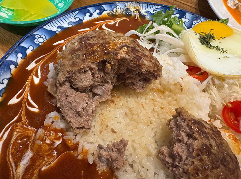 육즙 가득한 두툼한 패티 단면