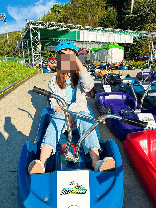 웰리힐리파크 루지 탑승 전 헬멧 착용하고 대기 중인 모습