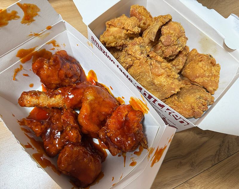 웰리힐리 치킨리조트 반반치킨 포장 구성