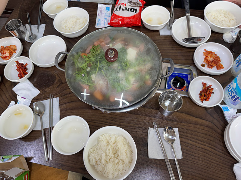 부대찌개와 밑반찬이 차려진 호수식당 본점 상차림
