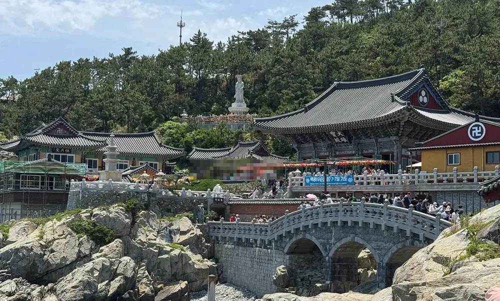 부산 해동용궁사 전경과 다리 풍경