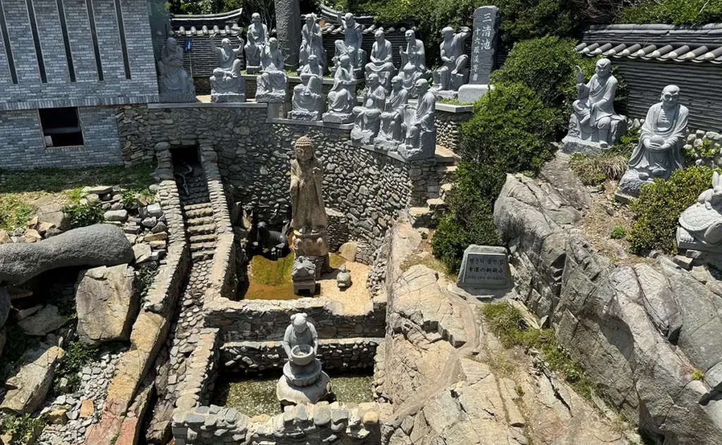 해동용궁사 소원터와 불상 군집