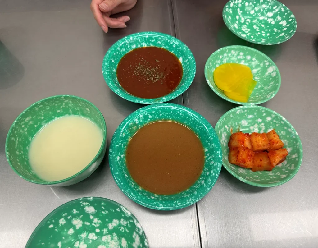 기본 반찬과 돈까스 소스