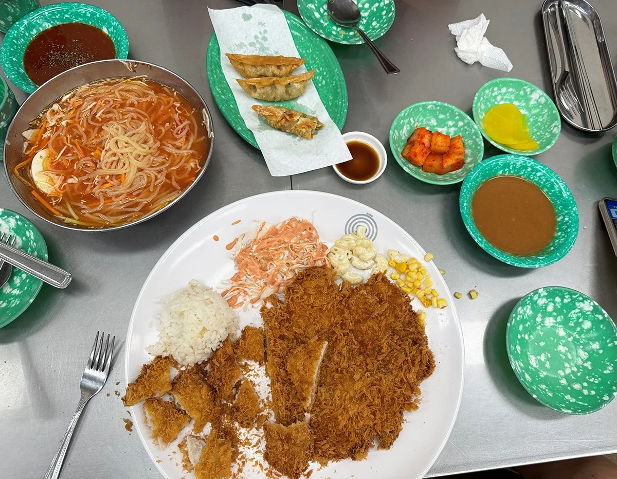 송도 99왕돈까스 본점 대표 메뉴 왕돈까스와 물쫄면 세트 상차림