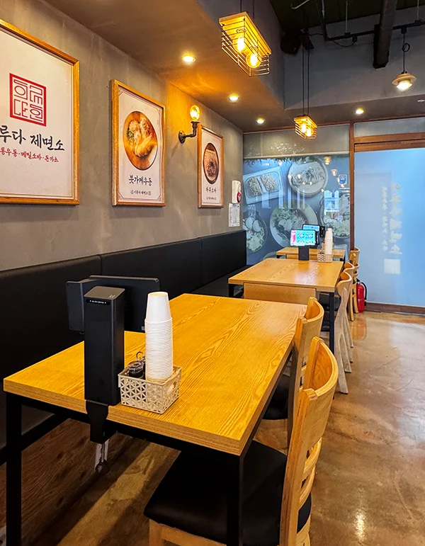 이루다제면소 영종하늘도시점 내부 좌석 전경
