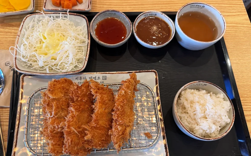 이루다제면소 닭안심 치킨가츠 정식 기본 구성