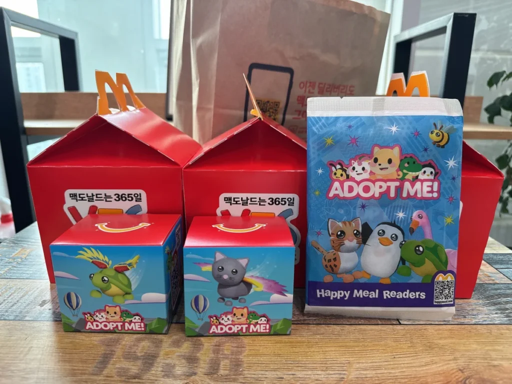 맥도날드 해피밀 11월 펫 월드 책과 장난감 구성 전경