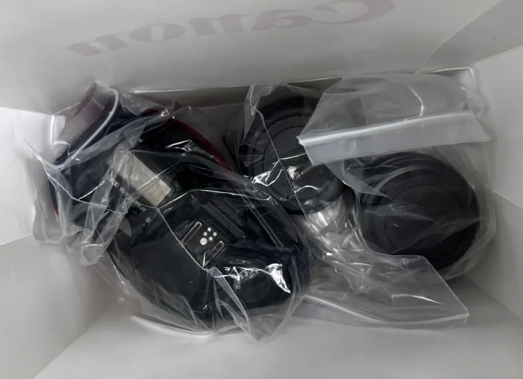 수리 완료 후 비닐 포장된 바디와 렌즈