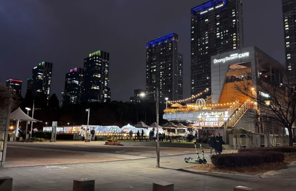 송도 센트럴파크 주차장 인근 야경과 상가 건물 전경