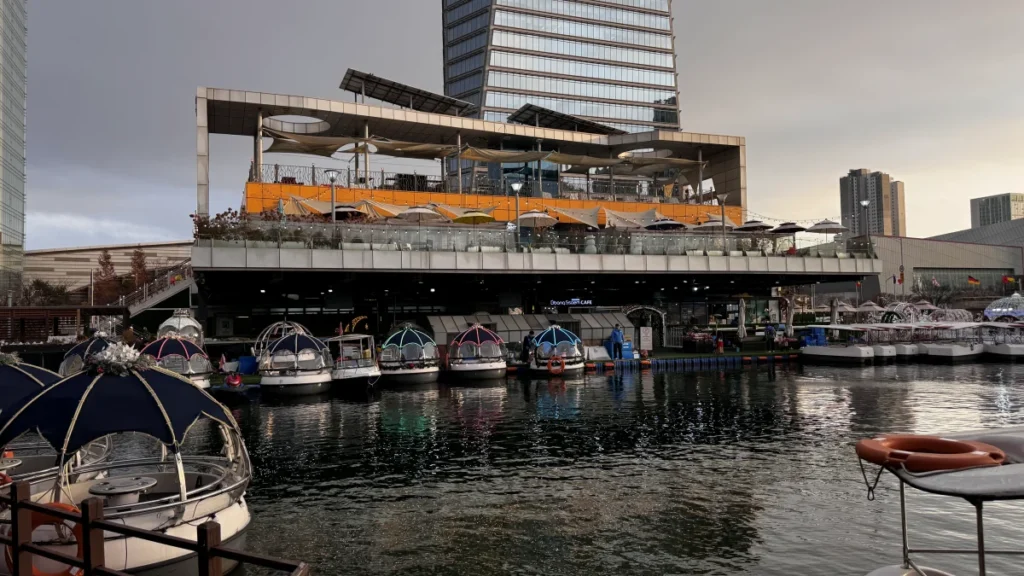 송도 센트럴파크 수상택시 선착장과 인근 카페 거리 전경