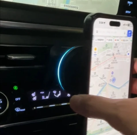 메이튼 맥세이프 차량용 무선 충전거치대에 아이폰 맥세이프 부착 모습
