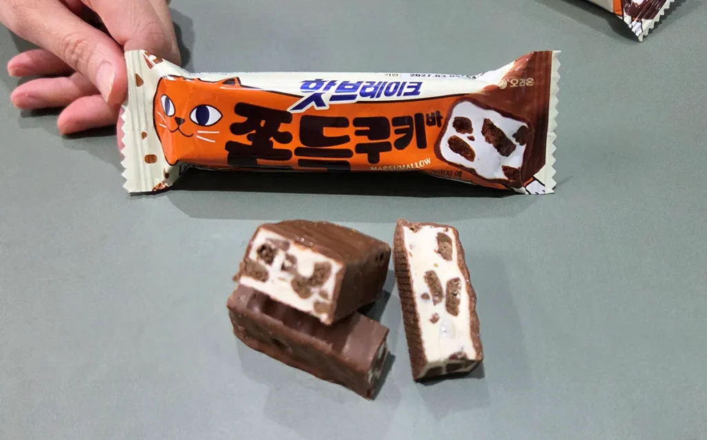 핫브레이크 쫀득쿠키바 솔직 후기, 편의점 신상 초코바 맛은 어떨까 5 핫브레이크 쫀득쿠키바 단면과 제품 모습, 마시멜로와 쿠키가 들어간 초코바