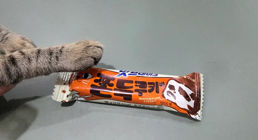 핫브레이크 쫀득쿠키바 솔직 후기, 편의점 신상 초코바 맛은 어떨까 3 핫브레이크 쫀득쿠키바 패키지 디자인, 고양이 캐릭터가 있는 편의점 초코바