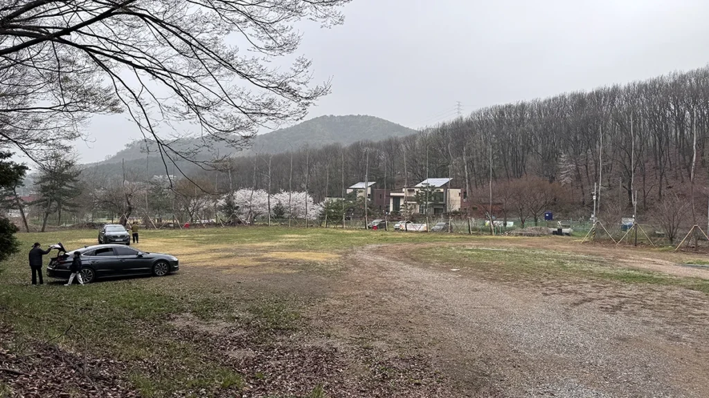 청려수려원 노지 구역 차량 옆 텐트 설치 가능한 차크닉 캠핑 모습