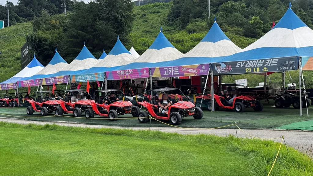 웰리힐리파크 고카트 이용방법, 아이와 2인용 탑승 후기 6 웰리힐리파크 야외 코스를 여러 차량이 함께 주행하는 모습